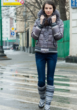 18 year old girl Hailey Little takes off yoga attire to stand naked